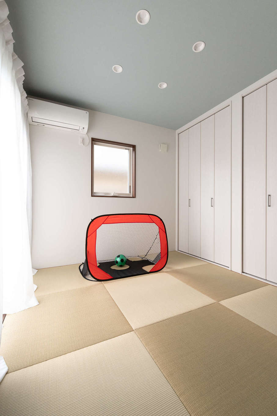 ホームプラザ大東【デザイン住宅、子育て、収納力】キッチン横に設けられた和室は、LDKとのつながりを考慮し、シンプルかつ爽やかにまとめられた。来客時の客間としてはもちろん、お子さまのお昼寝や遊びの場、3人目の子ども部屋、将来の夫婦の寝室など、家族構成の変化や成長を受け止めるスペースとして機能する