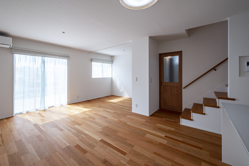 トキワハウス デザイン アンド ビルド（常盤工業）｜リビングは広く、自然光がたっぷりと入る明るい空間。シンプルかつスタイリッシュなインテリアが住む人に心地よい時間を提供する。