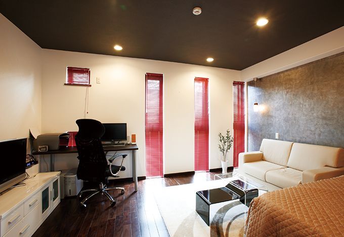 2階は次男の居住空間として、床や壁の色合いなどはすべて本人の好みどおりにした。将来的に新しい家族が暮らせるように、という配慮もあってのこと