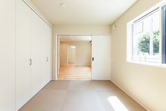 明るい光が差し込むお部屋。畳の質感を忠実に再現した高機能フロアタイルを施工。お孫さんの遊び場や寝室など、多用途に利用できる。