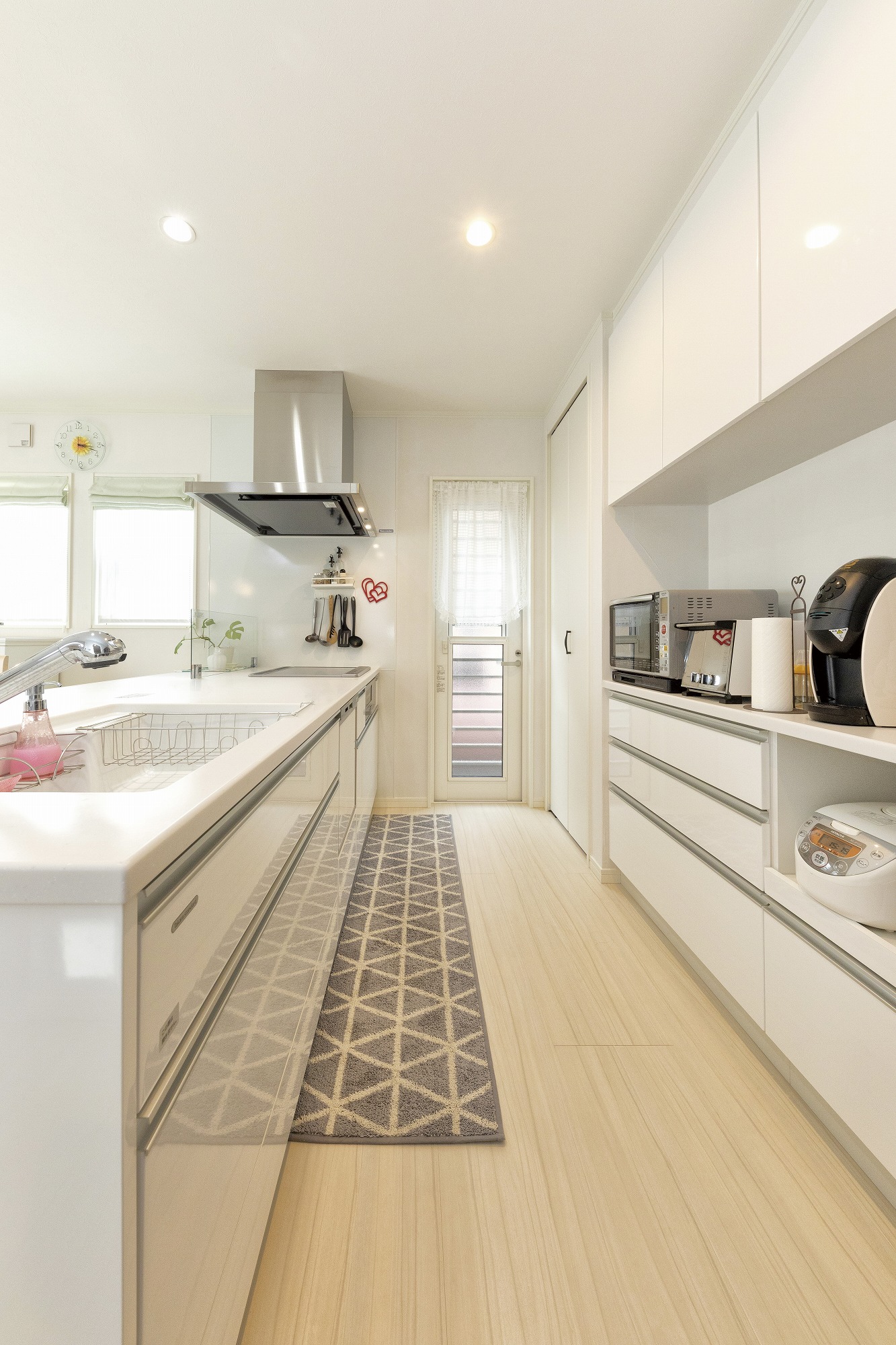 アヴィエスホーム｜清潔感のある白いキッチン。効率的な収納スペースとモダンなデザインが魅力的。