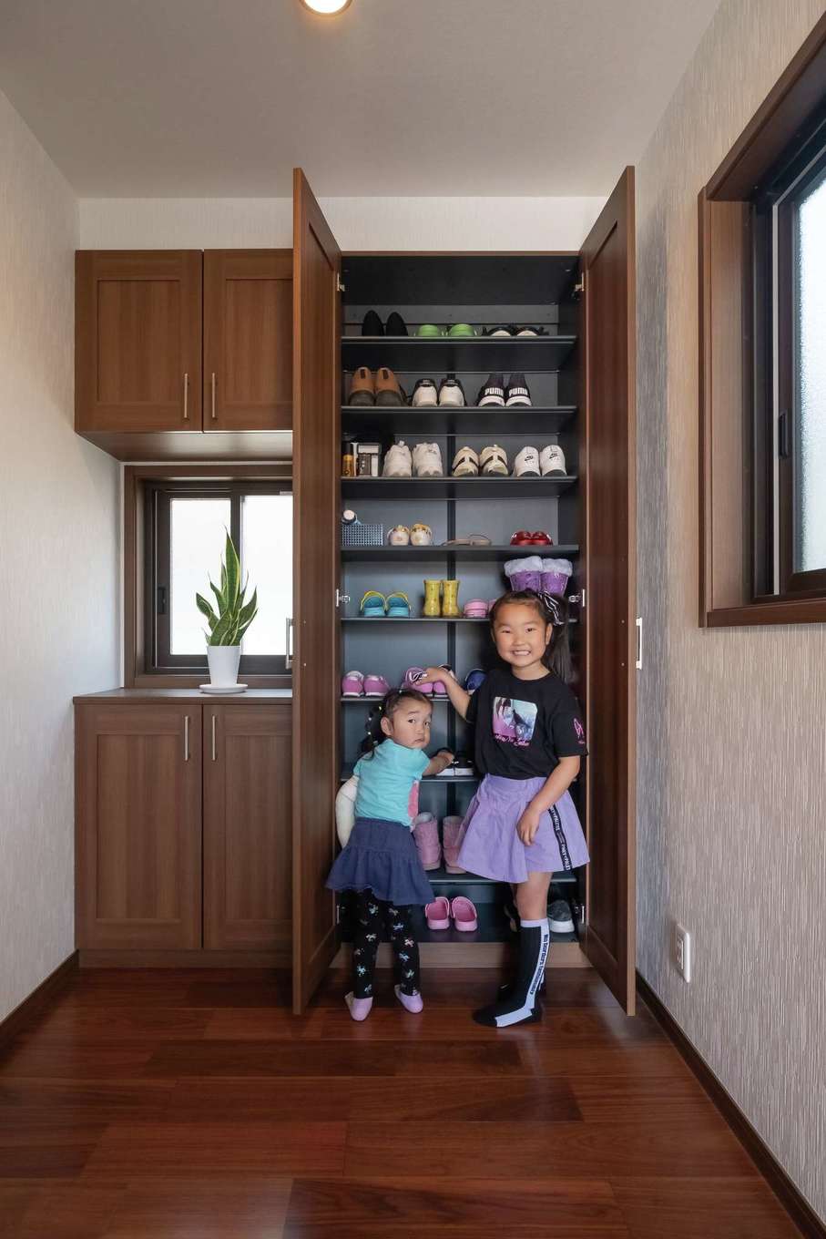 イーホーム【子育て、省エネ、間取り】玄関ホールの奥にシューズクローゼットを造作し、玄関を広く使えるようにした
