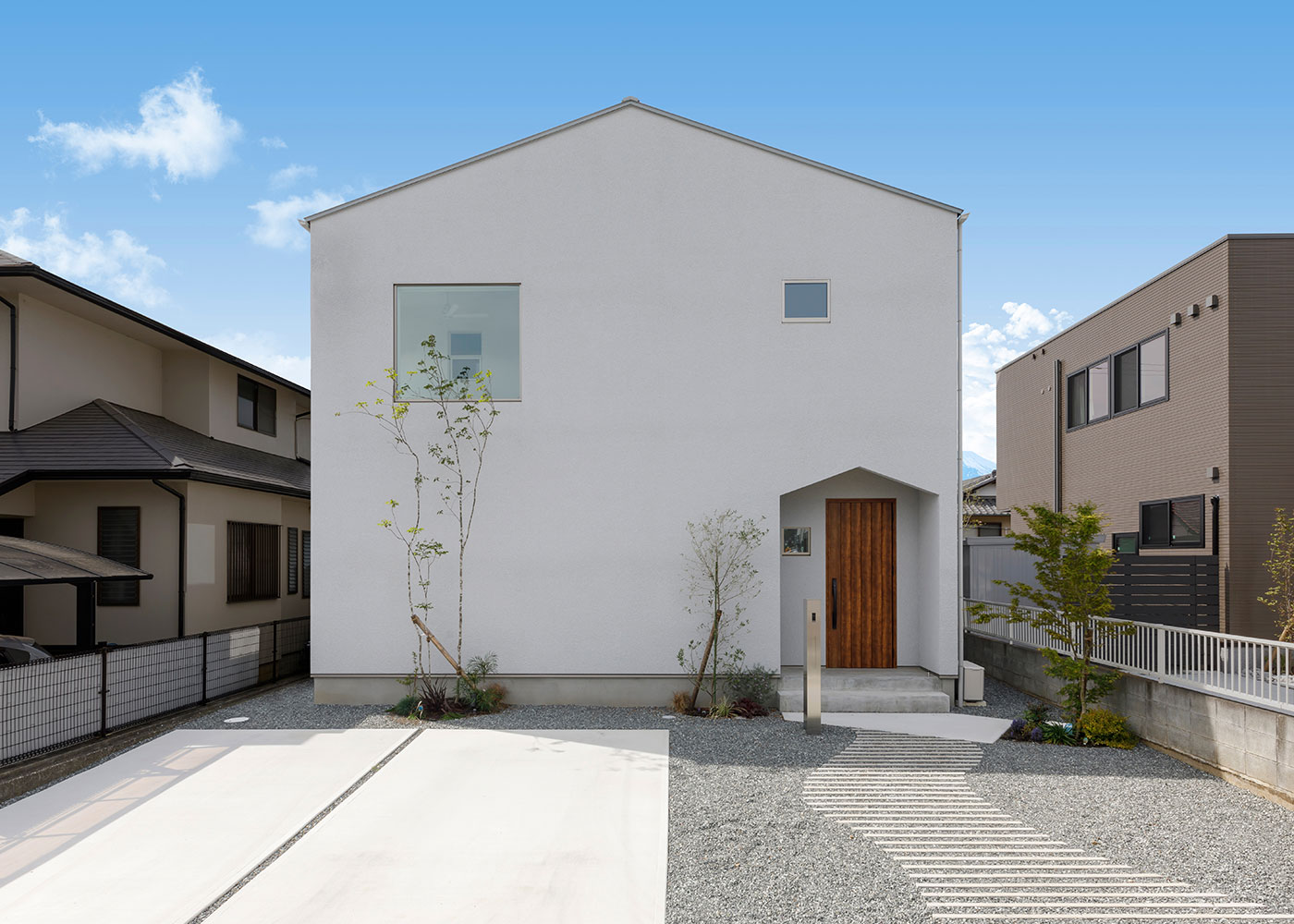 nattoku住宅【デザイン住宅、間取り、ペット】三角屋根の白い外観は奥さまのいちばんの希望。スタイリッシュでモダンなデザインが多い『nattoku住宅』では少数派だが、K様邸のようにご要望に応じて自在にデザインすることもできる