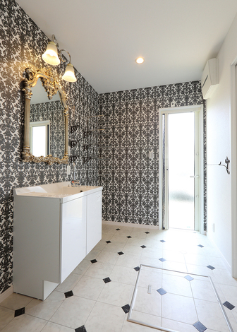 西欧を思わせる黒のダマスク柄クロスが高級感を演出している。床に取り入れたダイヤ柄のタイルも相まってガーリーな雰囲気に