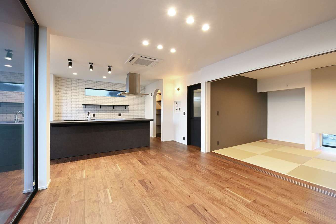 REIWA HOUSE（令和ハウス）【デザイン住宅、省エネ、間取り】22.5畳の大空間リビング。家族がどこにいても様子を見渡せる位置にキッチンを配置して、コミュニケーションをとりやすく