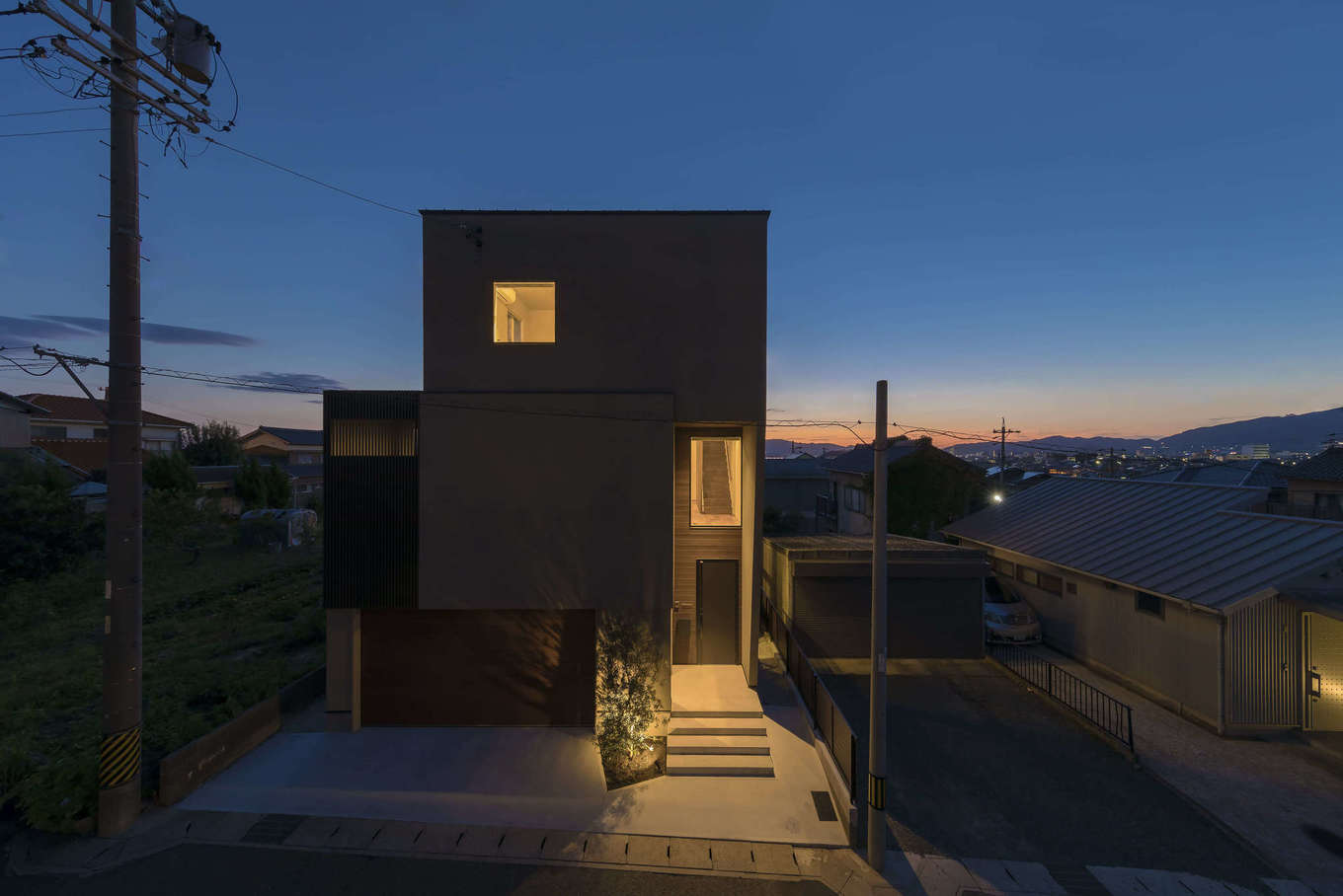 RIKYU 一級建築士事務所【デザイン住宅、建築家、ガレージ】夜景の外観もうっとりするほど美しい。奇抜なデザインで主張しすぎることなく、周囲の景観としっくり馴染むように設計されているのも建築家住宅の魅力