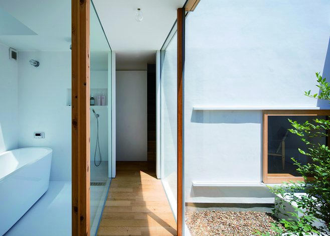 造作でつくり上げたガラス張りのバスルーム。中庭を眺めながら、のんびりとリラックスできる