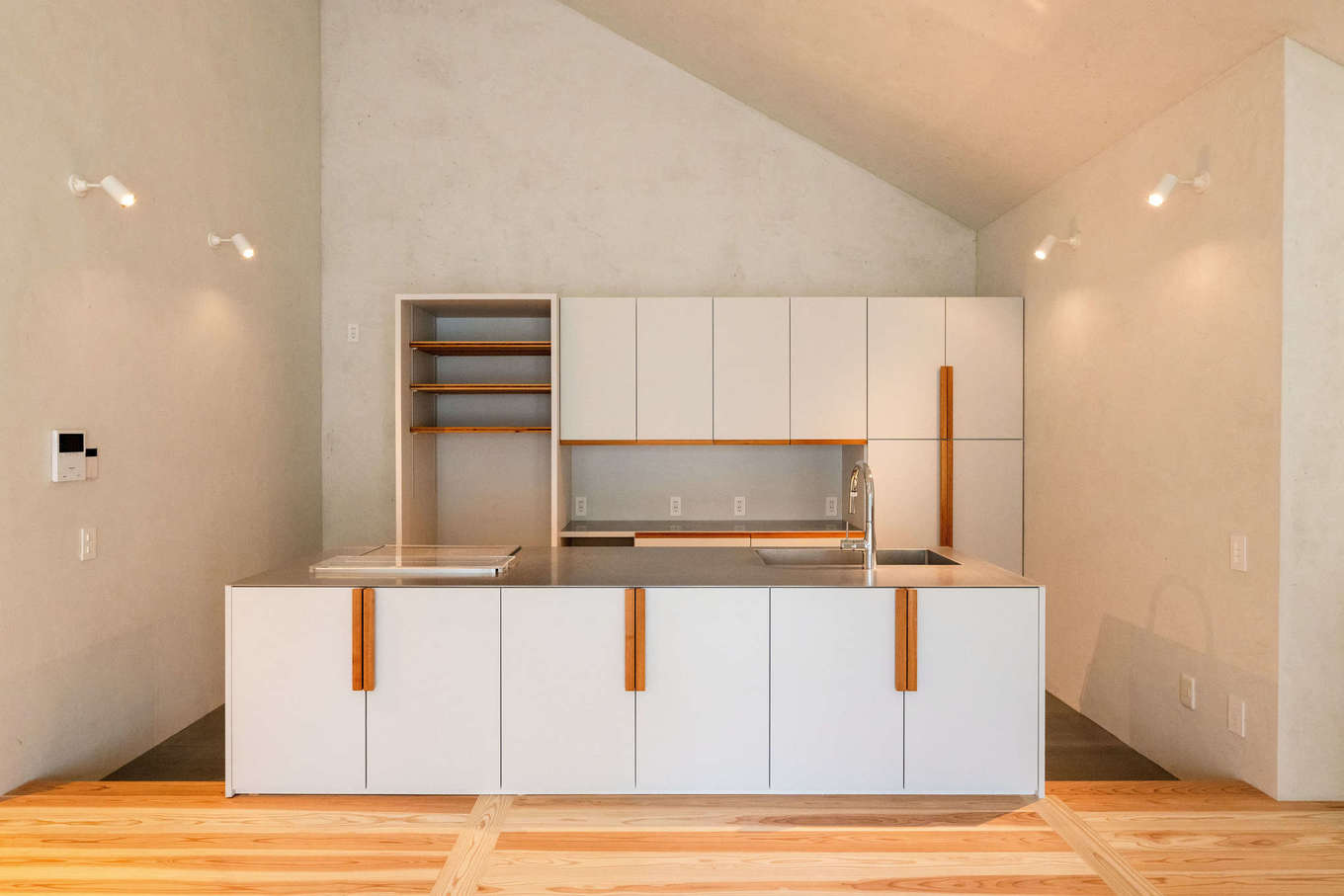 建杜 KENT（大栄工業）【デザイン住宅、二世帯住宅、建築家】リビングから一段下がった子世帯のキッチン。みんなで調理できる広さを確保した