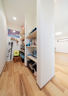 テレビボードの裏側を大容量の収納スペースに。AV機器やゲーム機器の配線も集約し、リビングをすっきりと見せる