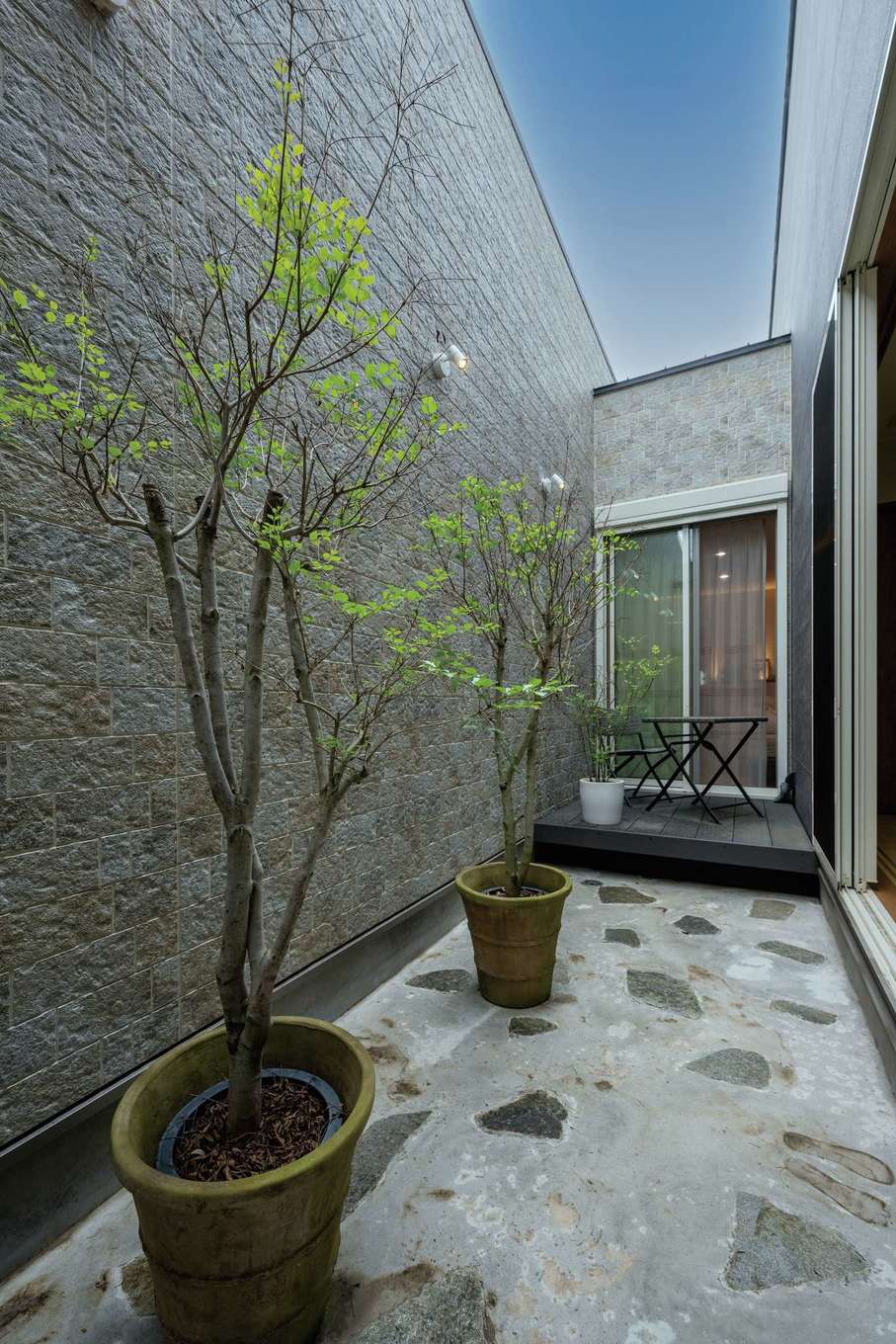 irohaco（アヴァンス）【デザイン住宅、高級住宅、間取り】親世帯側玄関のシューズクローゼットからつながるテラス。オープンエアの風に吹かれて、くつろぎのティータイムを過ごす