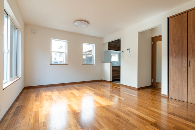 リビング・ダイニングは外からの光を存分に取り込めるよう窓を多方向に配置した