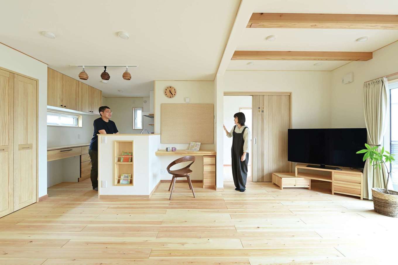 ワイズホーム【自然素材、省エネ、間取り】木の香りに包まれるLDK。家具や建具は既製品と造作をミックスしてコストダウンしつつ、インテリアのトーンをそろえた。冬は床暖房が活躍する