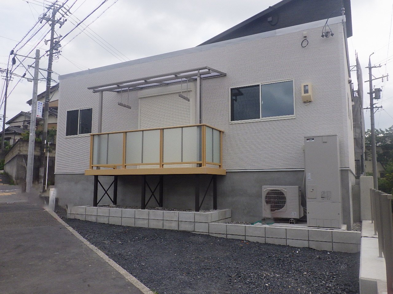 沢田建設｜モダンなデザインの外観。バルコニーが設置され、外壁はシンプルで美しい仕上がり。全体的に機能性とデザイン性を兼ね備えた印象。