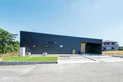 ガルバリウム鋼板とサイディングの外観。無駄を一切排除したシンプル＆モダンなデザインだ