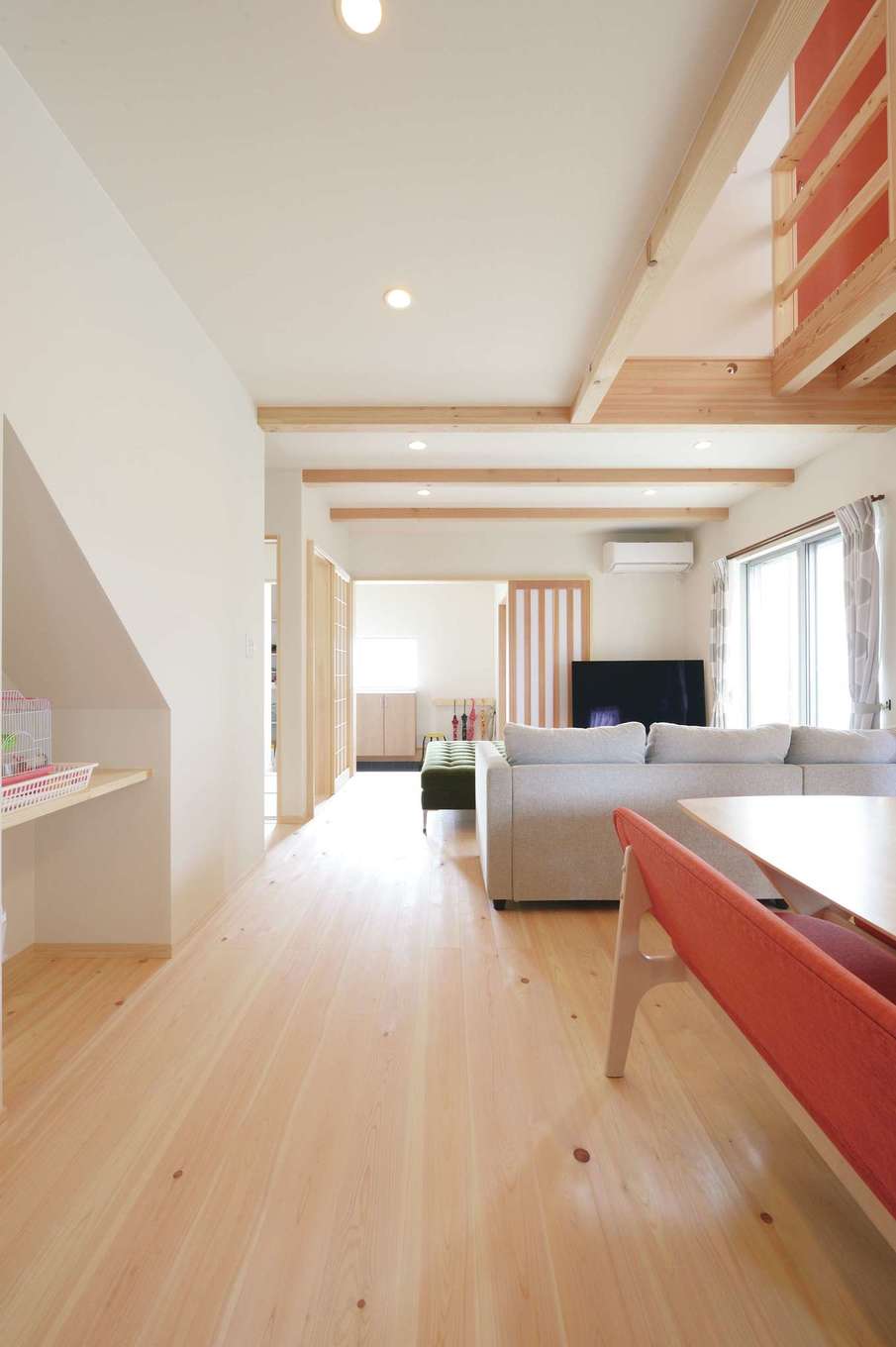 福工房【デザイン住宅、子育て、自然素材】キッチンから玄関を見通す。成長しても自然なコミュニケーションが育まれる