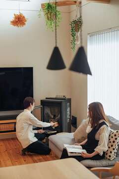 最初は薪ストーブを望んでいたけれど、住宅街で煙を出して迷惑をかけたくないのと、薪を保管するスペースがなかったのでペレットストーブを導入。場所をとらず、環境にもやさしくて大正解♪