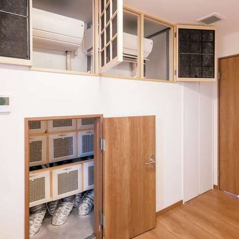 2階のフリースペースは、花粉の時期や雨の日の物干し場としても活躍する。24時間全館空調の室内は湿度もコントロールしてくれるから梅雨時も空気は爽やか。扉の中には、快適空間を守る設備が。手が届きやすい場所でフィルター掃除などもしやすい