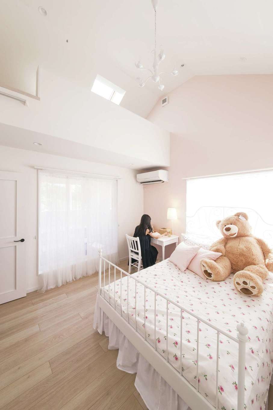 SEVEN HOUSE/セブンハウス【デザイン住宅、二世帯住宅、インテリア】娘さんのプライベートルーム。天井が高く、「星空を見たい」とロフトには天窓を設置した。広いウォークインクローゼットがあるため、すっきりした空間に