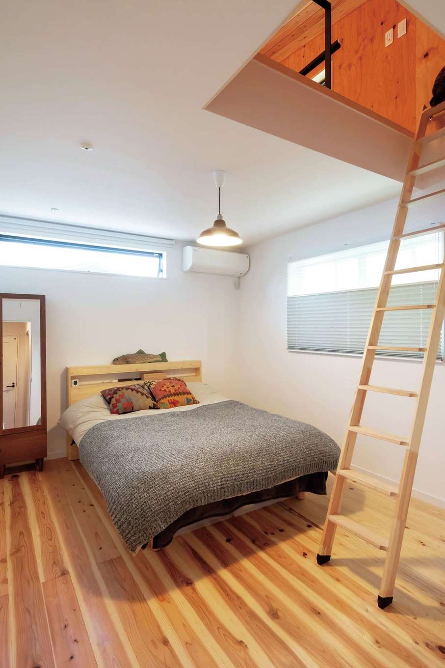 フジモクの家（富士木材）【デザイン住宅、自然素材、平屋】主寝室は床をリビングと変えてメリハリをつけた。ハシゴを登れば小屋裏につながる