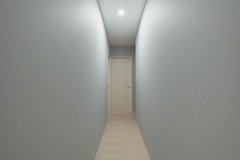シンプルで落ち着いた色調の廊下。奥に見えるドアが、次の空間へとつながる。
照明によって明るく照らされ、安心感をもたらしている。
