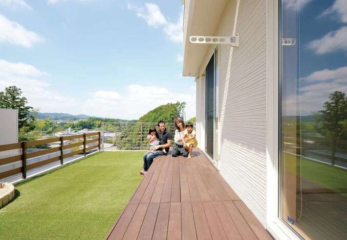 高台に建つY邸は眺望抜群。ウッドデッキはご主人のDIY