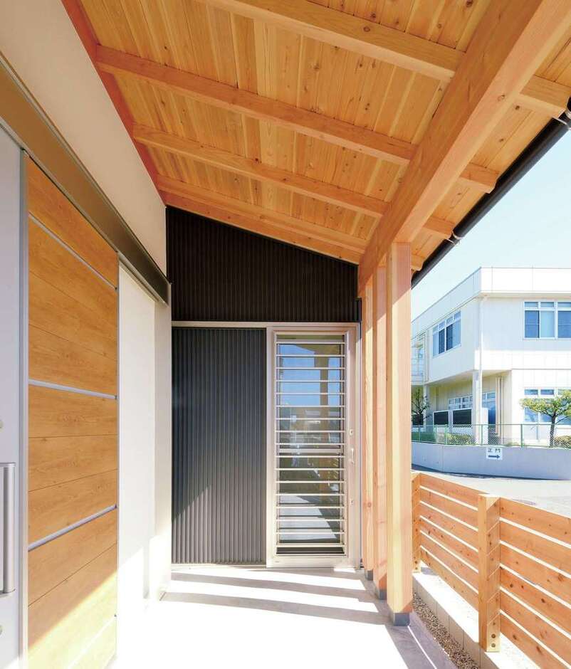 玄関へのアプローチにも和の要素が生きる