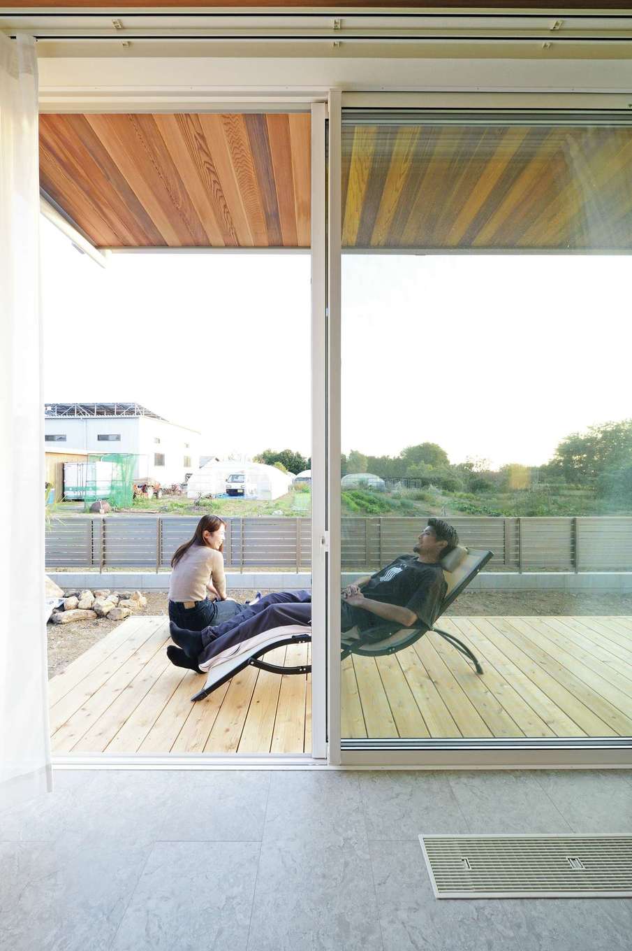 Yamaguchi Design 【デザイン住宅、省エネ、インテリア】リビングとフラットに繋がるウッドデッキ。軒天を室内の下がり天井と同じレッドシダーで仕上げ、内と外の一体感を強調した