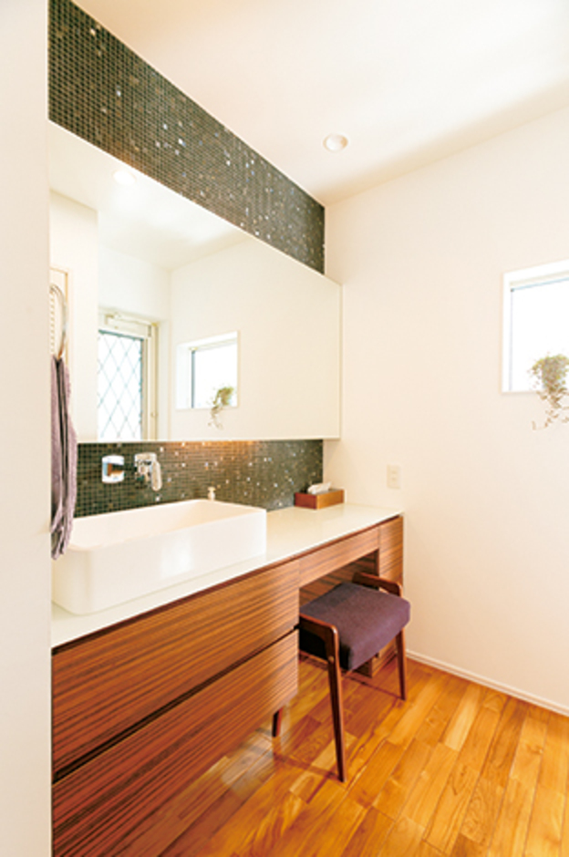 ワイドな鏡が便利な1階の洗面台。キッチンとデザインを揃えた納得オリジナル