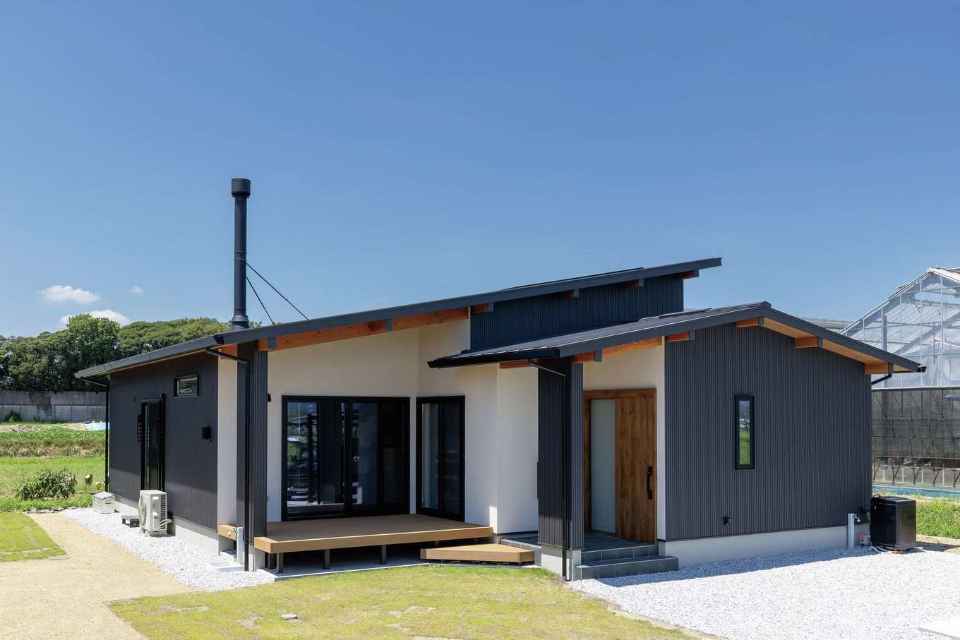 神谷綜合建設 カミヤの家【子育て、省エネ、平屋】ウッドデッキ周辺を白の塗り壁にすることで、反射光が生まれ、より多くの光が屋内に届く。デッキをステップ状にし、外からのアクセスもスムーズ