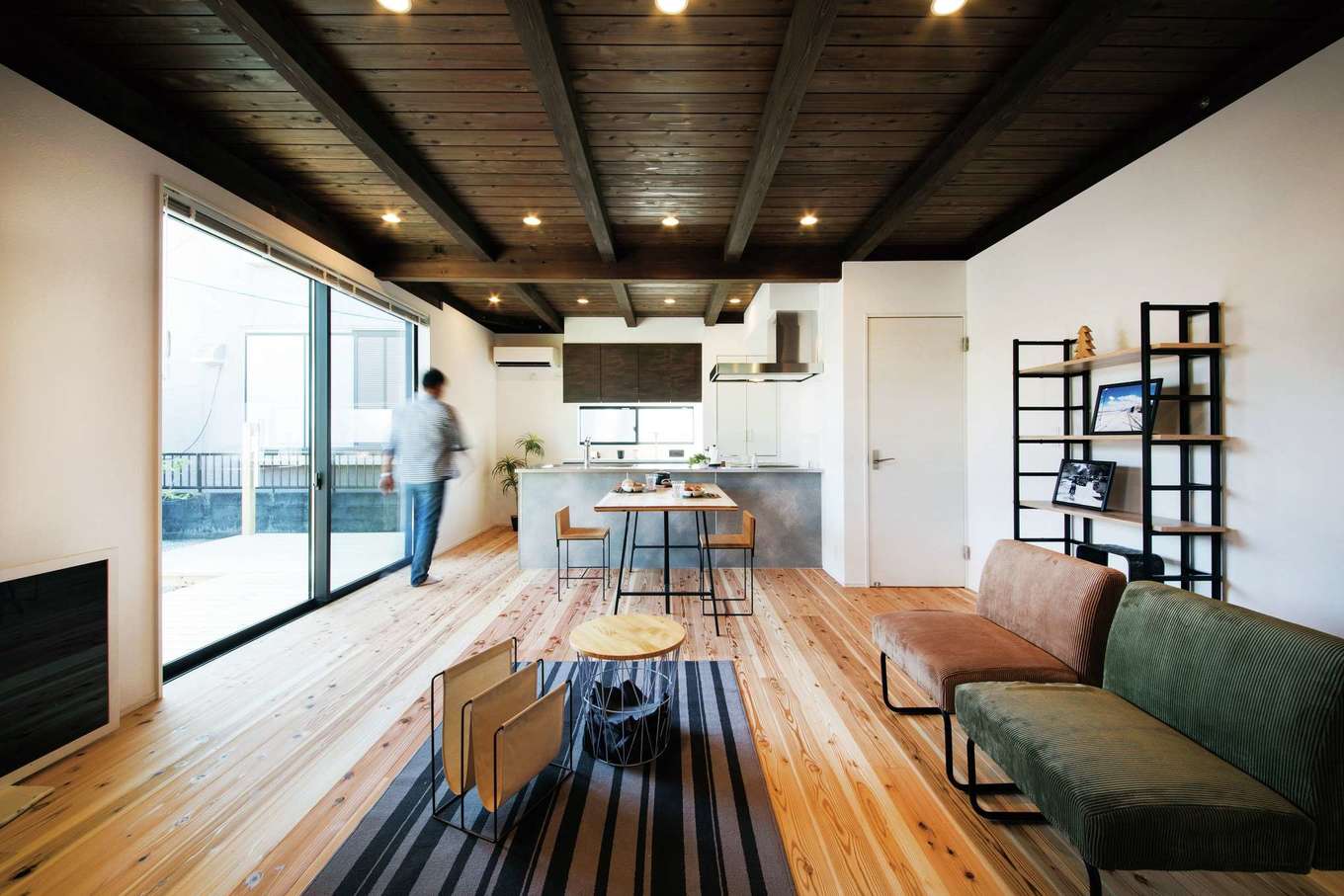 住たくeco工房【1000万円台、平屋、ガレージ】床と天井にはどちらも天竜杉を使用しているが、天井は濃い茶色に着色して古民家テイストをプラス。室内は断熱性に優れた構造で、冷暖房の効率も良い