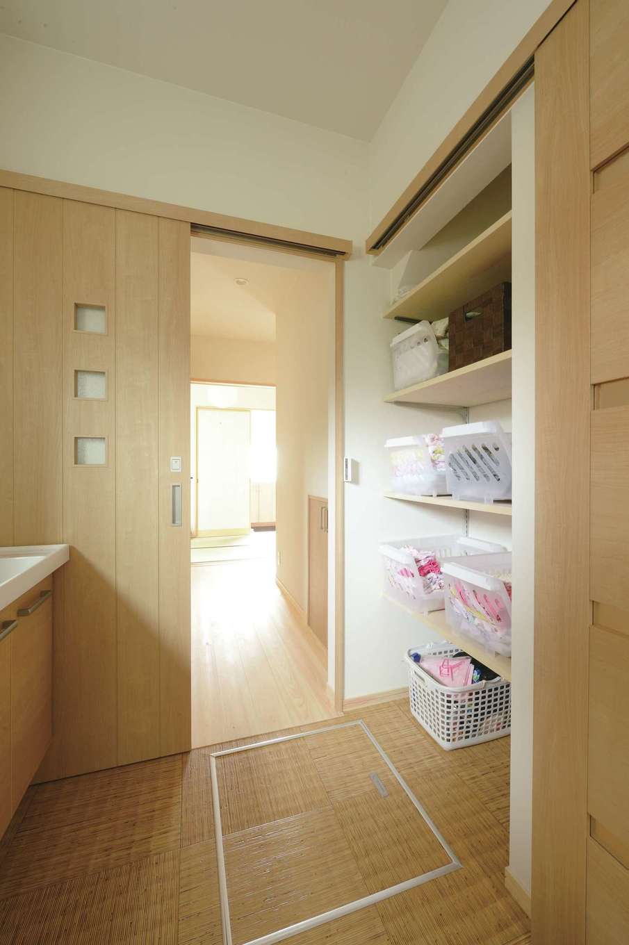 福工房【デザイン住宅、子育て、自然素材】洗面脱衣室の収納は右手の引き戸により隠れる仕掛け