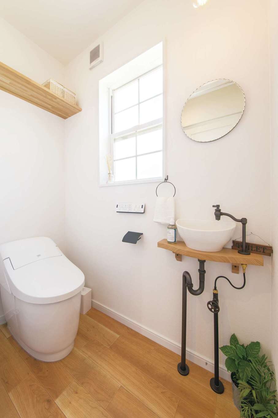 SEVEN HOUSE/セブンハウス【デザイン住宅、二世帯住宅、インテリア】トイレも、丸いミラーやアンティーク風の手洗い台など、ディテールにこだわった