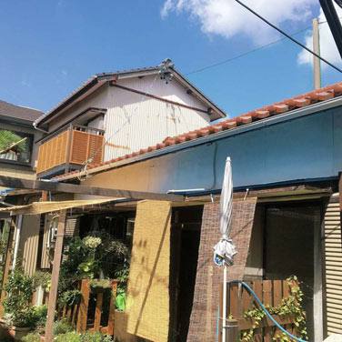 二世帯同居には部屋数が足りず、現在の生活スタイルに合わなかった。平屋と二階建てを繋げたような幅のある建物。二世帯住宅に対応するため、切妻屋根を片流れ屋根に替えて小屋裏まで無駄なく使えるように希望した