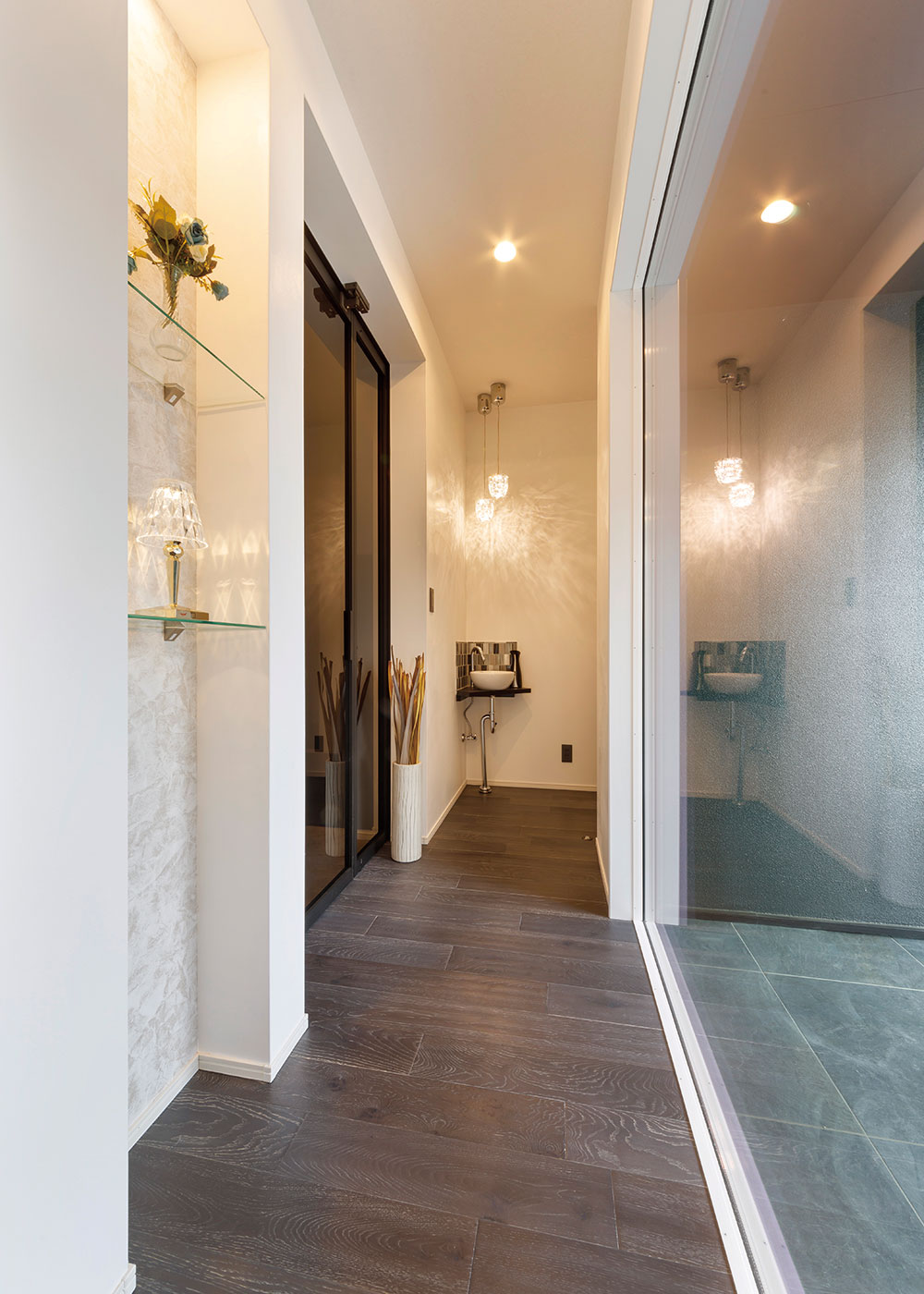 nattoku住宅｜ピクチャーウインドウから光を招き入れる廊下