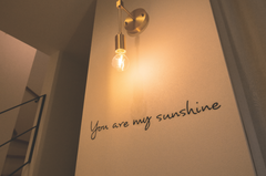 玄関を入ると、オーナーさまこだわりのアンティークな雰囲気のあるライトと「You are my sunshine」のメッセージが出迎えます。