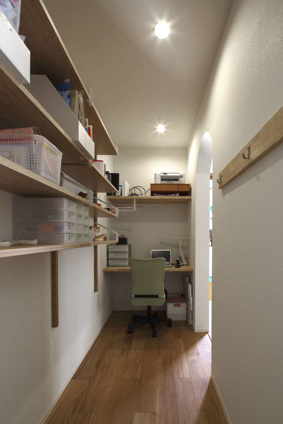 檜建設 エニーホーム【和風、間取り、平屋】キッチンの横には収納を兼ねた家事室も。今は子どもたちがスタディコーナーとして使っているそう