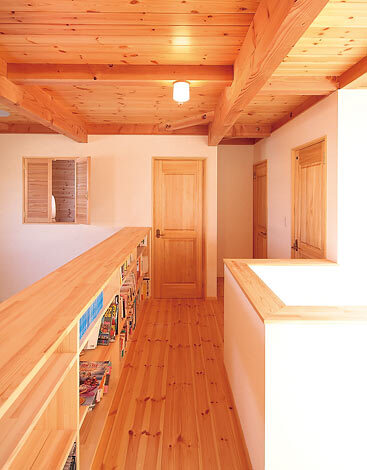 2階廊下の吹き抜け側は、一面本棚に。 9 雨の日はランドリースペースにも活用