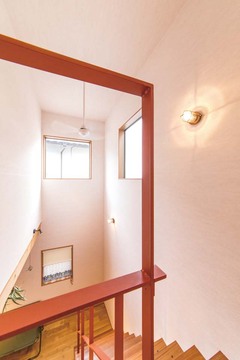 階段のアイアン手すりとマリンランプが印象的