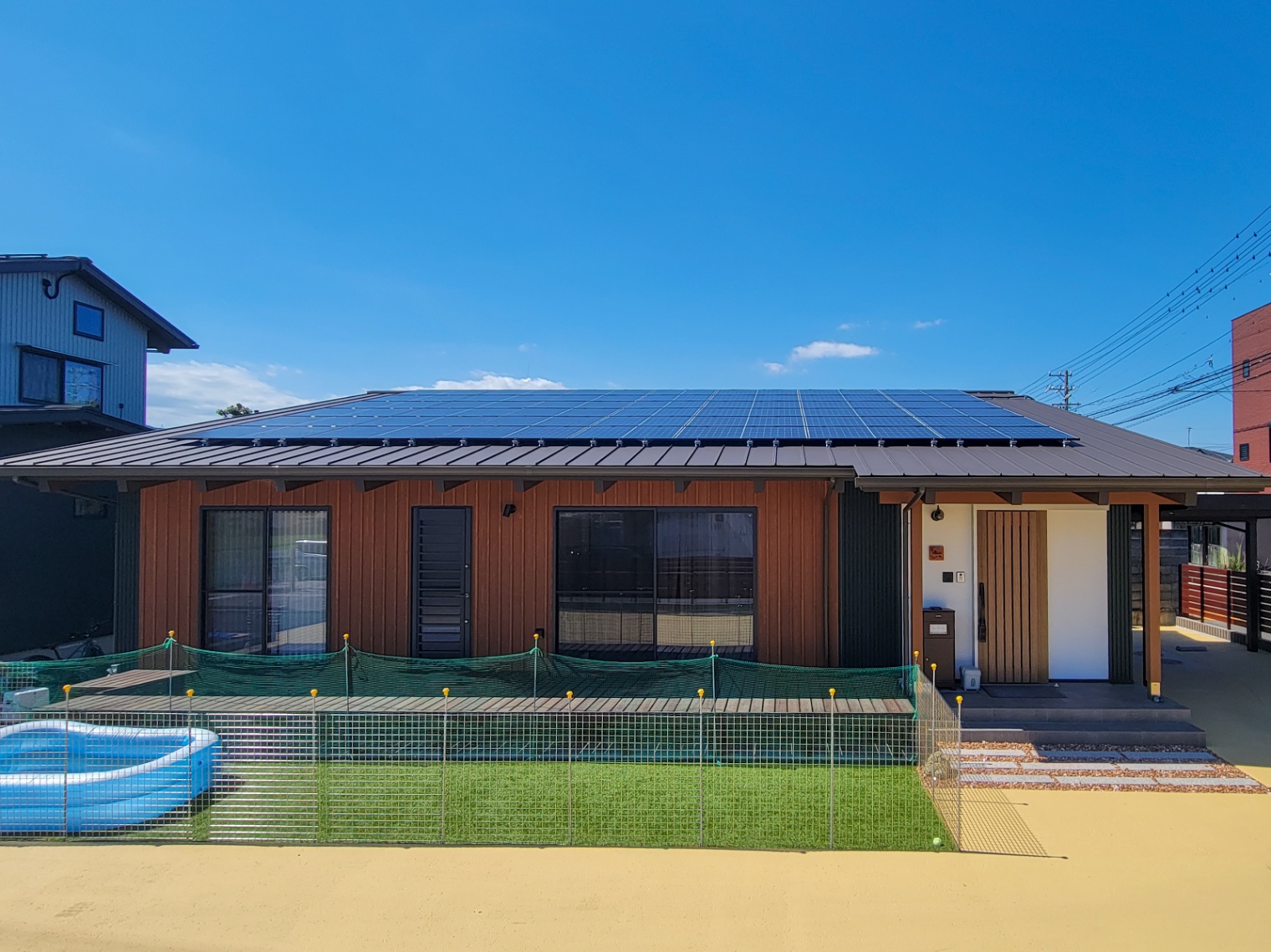アクトホーム【自然素材、間取り、平屋】屋根全面に太陽光パネル（16.65kW）を搭載。環境にも家計にも優しい、太陽の恵みを活かした住まいが日々の暮らしを支えます。