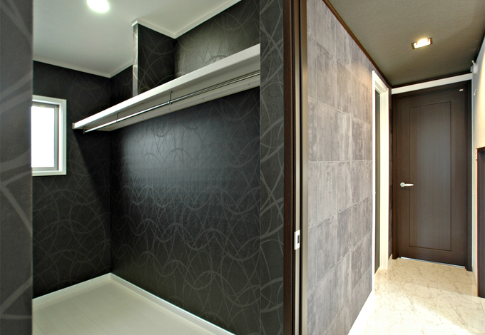 誰にも見せないウォークインクローゼットだからこそ壁紙に遊びを。Mさんの個性が光る場所になった