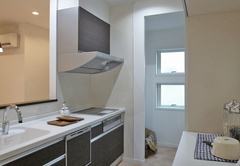 背面だけでなく、コンロ横にも収納棚の設けられるスペースが