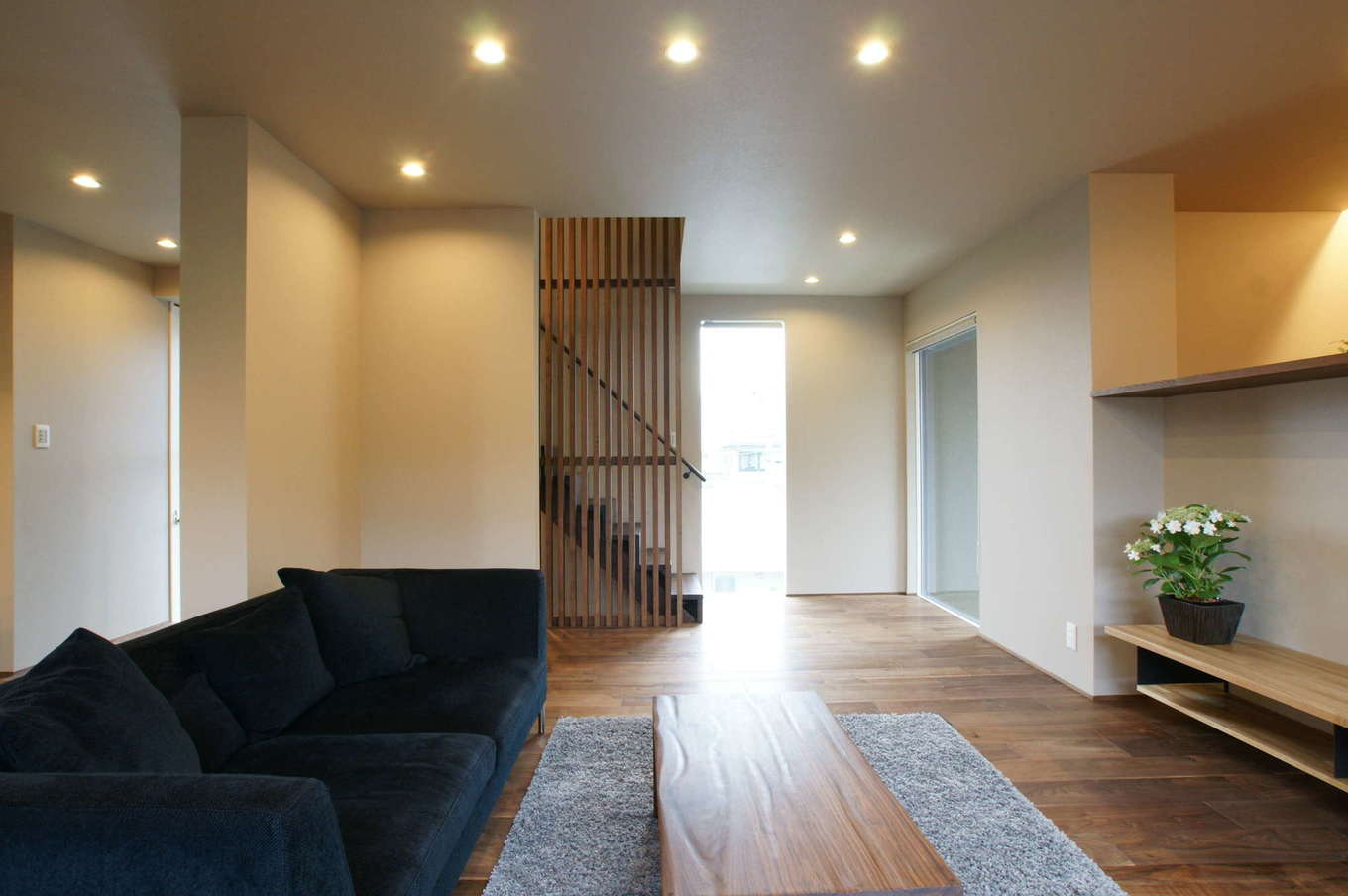 RIKYU 一級建築士事務所【デザイン住宅、建築家、ガレージ】2階のLDK。シンプルなインテリアの中にも天井の高さ、視界の広がり、動線、空気の循環、照明計画など、快適に暮らすためのさまざまな工夫が施されている