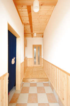 共通の玄関ホール。広い納戸も便利