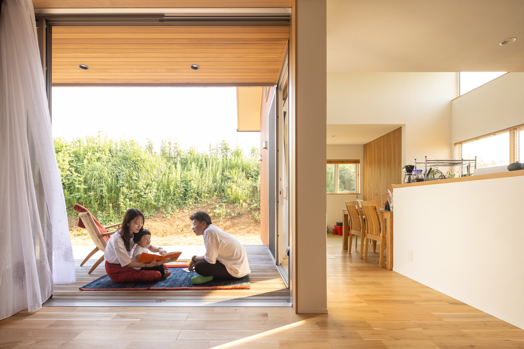 木粋舎 一級建築士事務所｜リビングから続くウッドデッキ。暖かい日差しが差し込み、自然を感じながらリラックスできるスペースとなっている。