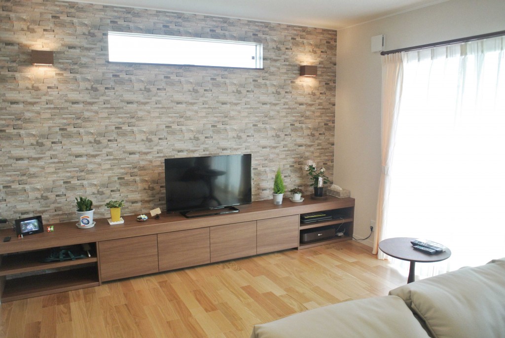 太陽ハウジング【デザイン住宅、収納力、間取り】リビングのテレビ台後ろの壁に貼った、アクセントクロスが特にお気に入り