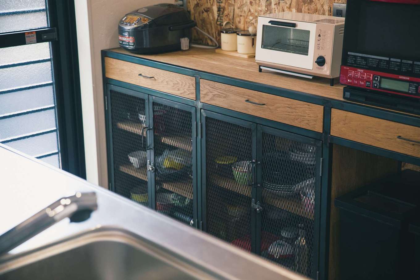 Yamaguchi Design 【デザイン住宅、趣味、インテリア】オーダーメイドの木×アイアンのキッチン収納はご主人のこだわり