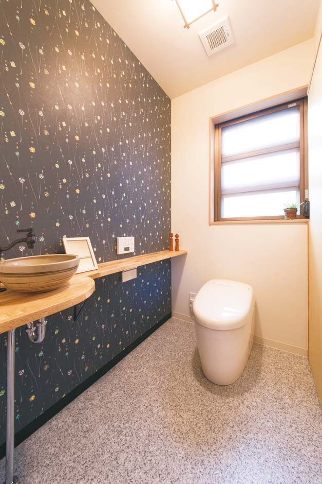 内田建設｜トイレは間口を広くとり、大型収納を設置