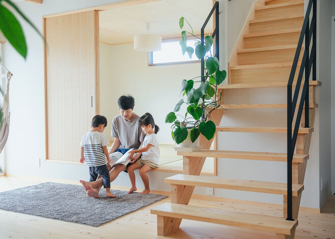 片側の手すりを短くしたことで、ベンチとしても利用できる