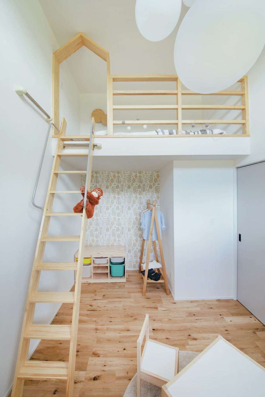 Yamaguchi Design 【磐田市見付1853‐20・モデルハウス】勾配天井を利用してロフトを叶えた子ども部屋。シンプルな木の空間がおしゃれ