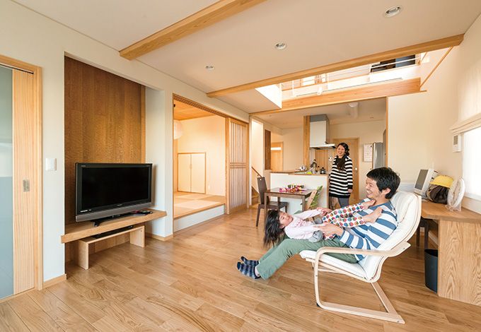 ひらおか建築【子育て、自然素材、建築家】木の優しい温もりを感じるリビング。テレビ ボードの背面には、木を削った模様をそのまま活かした“なぐり加工”の木材を使用